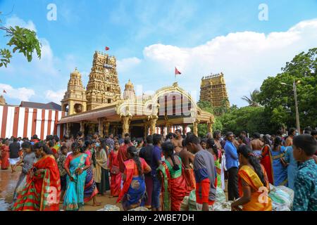 Jaffna, Sri Lanka - 25 août 2022 : le magnifique temple Nallur Kandaswamy Kovil est un lieu de culte important pour les hindous locaux. Les hommes doivent enlever Banque D'Images