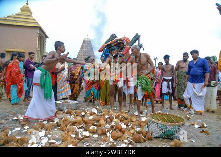 Jaffna, Sri Lanka - 25 août 2022 : le magnifique temple Nallur Kandaswamy Kovil est un lieu de culte important pour les hindous locaux. Les hommes doivent enlever Banque D'Images