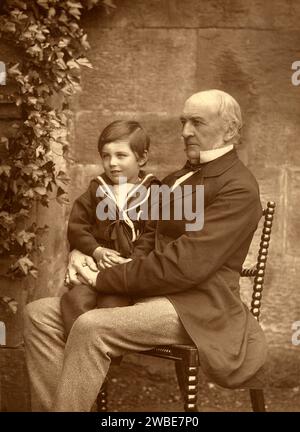 Portrait de William EwartGladstone (1809-1898) Premier ministre britannique et maître Wickham de l'un de ses petits-fils, fils d'Agnes Gladstone et du révérend Edward Wickham. Vintage ou historique Noir et blanc, Monochrome ou Sépia Photographie c1880s. Banque D'Images