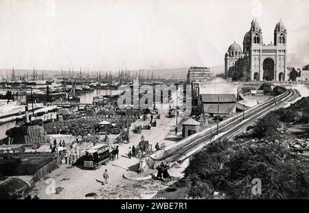 Cathédrale de Marseile, alias cathédrale Sainte-Marie-majeure, construite dans le style roman-byzantin renaissance entre 1852 et 1896, et les quais avec des bateaux de cargaison en bois, Marseille France. Vintage ou historique Noir et blanc ou Monochrome Photographie c1900 Banque D'Images