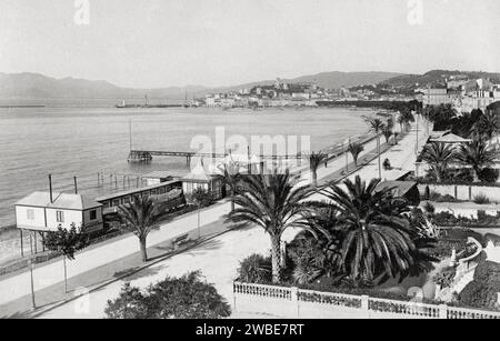 La Promenade de la Croisette ou Waterfront récemment aménagée à Cannes, Alpes-Maritimes, Côte d'Azur ou Côte d'Azur France c1890.Vintage ou Historique Noir et blanc ou Monochrome Photographie Banque D'Images