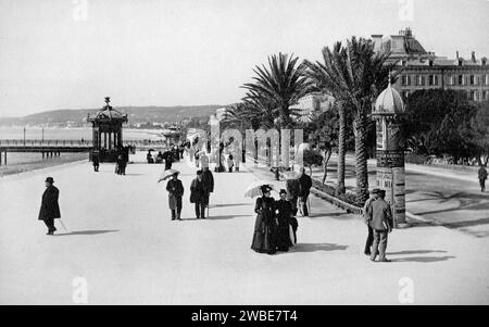 Visiteurs Belle époque sur le front de mer ou Waterfront, Promenade des Anglais, Nice, Côte d'Azur ou Côte d'Azur France c1890. Vintage ou historique Noir et blanc ou Monochrome Photographie. Banque D'Images