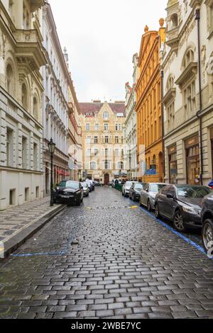 Scène de rues de la ville de Prague en hiver avec des bâtiments Banque D'Images