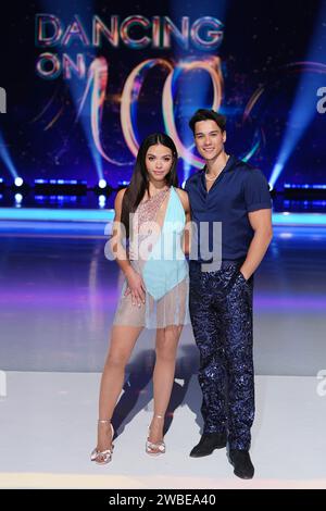 Vanessa Bauer et Miles Nazaire lors du lancement de la prochaine série Dancing on Ice, aux studios Bovingdon à Hemel Hempstead, Hertfordshire. Date de la photo : mercredi 10 janvier 2024. Banque D'Images