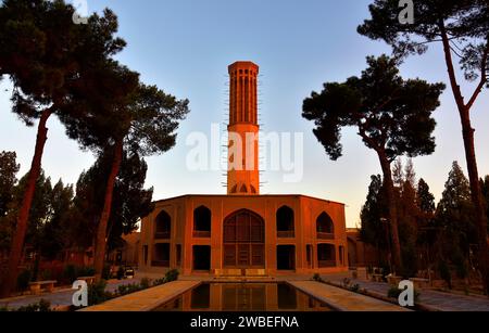 Jardin Dowlat Abad, Yazd, Iran. Il a le plus grand pare-vent en adobe du monde À 33.8m. Site du patrimoine mondial de l'UNESCO. Banque D'Images