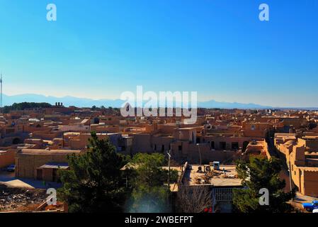 Vue sur la ville depuis le château de Narin, Meybod, Iran. Le château de Narin a été construit il y a 2 000 à 6 000 ans et est une ancienne forteresse Banque D'Images