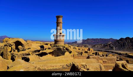 Minaret oscillant de Kharanaq, ruines de l'ancienne ville/village de Kharanaq, Yazd, Iran, vieux de 4 000 ans Banque D'Images