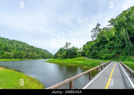 Belle pittoresque de réservoir d'eau (appelé Khao Ruak) avec piste cyclable dans le parc national Namtok Sam LAN, Saraburi, Thaïlande. Banque D'Images