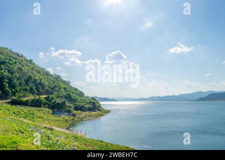 Belle pittoresque de barrage d'eau avec la forêt sur la colline au barrage d'eau en Thaïlande. (Barrage de Pran Buri, province de Prachuab Khiri Khan) Banque D'Images