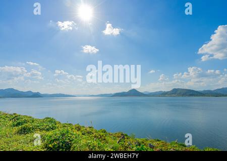 Belle pittoresque de barrage d'eau avec la forêt sur la colline au barrage d'eau en Thaïlande. (Barrage de Pran Buri, province de Prachuab Khiri Khan) Banque D'Images