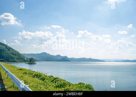 Belle pittoresque de barrage d'eau avec la forêt sur la colline au barrage d'eau en Thaïlande. (Barrage de Pran Buri, province de Prachuab Khiri Khan) Banque D'Images