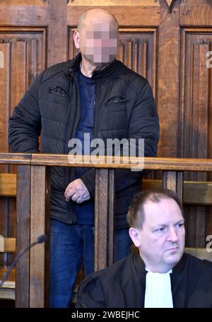 L’accusé Gaetano Medico et l’avocat Laurent Pacolet défendant l’accusé photographié lors de la composition du jury pour le procès de Medico, devant la Cour d’assises de Liège, mercredi 10 janvier 2024, à Liège. Medico est accusé de l'assassinat de son beau-fils Michael Bomerson. Michael Bomerson, 34 ans originaire de Flemalle, a été abattu par Medico le 25 mars 2020 lors de la première semaine de confinement général au début de la pandémie de Covid-19. La victime a reçu plusieurs balles à la poitrine, à la cuisse et à l ' épaule. BELGA PHOTO ERIC LALMAND Banque D'Images