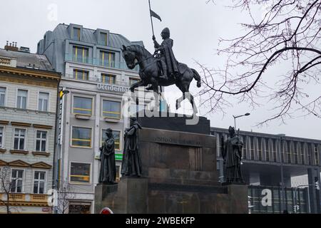 Photo de la statue de Saint Venceslas dans la ville de Prague sur un jour froid de décembre freezilng Banque D'Images