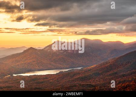 Parc national de Table Rock, Caroline du Sud, États-Unis au crépuscule en automne. Banque D'Images