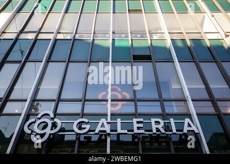 Kassel, Allemagne, le 10 janvier 2023, la chaîne de grands magasins Galeria Karstadt Kaufhof a déposé le bilan pour la troisième fois depuis mai 2020, la fermeture du grand magasin de Kassel est actuellement exclue, mais les employés sont encore en suspens, crédit : Karsten Socher Fotografie/Alamy Live News Banque D'Images