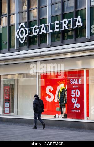 Kassel, Allemagne, le 10 janvier 2023, la chaîne de grands magasins Galeria Karstadt Kaufhof a déposé le bilan pour la troisième fois depuis mai 2020, la fermeture du grand magasin de Kassel est actuellement exclue, mais les employés sont encore en suspens, crédit : Karsten Socher Fotografie/Alamy Live News Banque D'Images