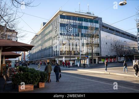 Kassel, Allemagne, le 10 janvier 2023, la chaîne de grands magasins Galeria Karstadt Kaufhof a déposé le bilan pour la troisième fois depuis mai 2020, la fermeture du grand magasin de Kassel est actuellement exclue, mais les employés sont encore en suspens, crédit : Karsten Socher Fotografie/Alamy Live News Banque D'Images