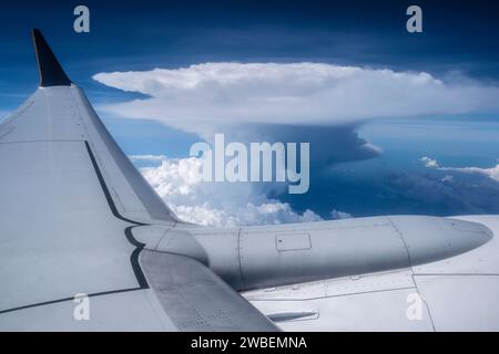 Un nuage d'orage vu d'un avion survolant le territoire du Nord, Australie Banque D'Images