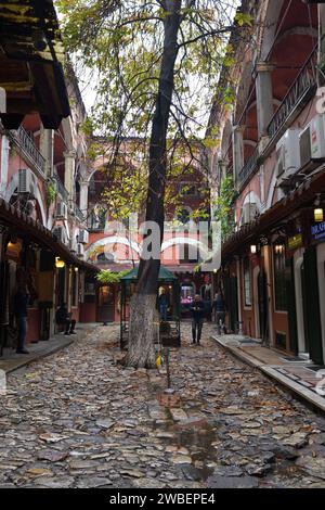 Istanbul, Turquie - 8 décembre 2023 : cour typique d'Istanbul dans la vieille ville, quartier Sultanahmet Banque D'Images