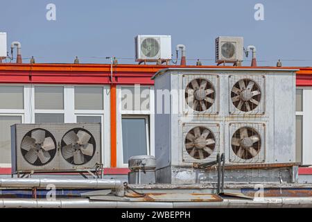 Ventilateurs de refroidissement des unités de climatisation extérieure de bâtiment commercial Banque D'Images