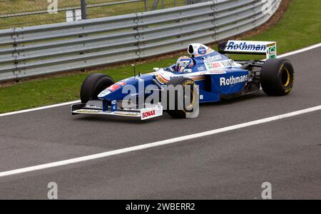 Ted Zorbas dans Jacques Villeneuve's, 1997, Williams FW19 lors de la démonstration du 75e anniversaire du Grand prix à Silverstone. Banque D'Images