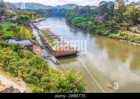 Un hôtel flottant sur la rivière Kwai à Lum Sum, Kanchanaburi, Thaïlande. Banque D'Images