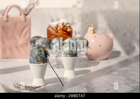 Dessous de verre avec des œufs teints et du kraffin en arrière-plan sur la table. Décoration de table. Le concept d'une fête de Pâques joyeuse maison. Banque D'Images