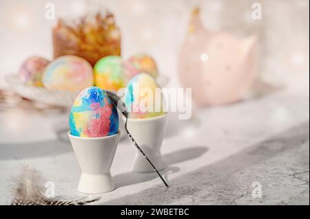 Dessous de verre avec des œufs teints et du kraffin en arrière-plan sur la table. Décoration de table. Le concept d'une fête de Pâques joyeuse maison. Banque D'Images