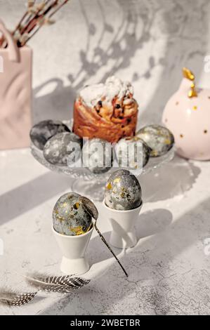 Dessous de verre avec des œufs teints et du kraffin en arrière-plan sur la table. Décoration de table. Le concept d'une fête de Pâques joyeuse maison. Banque D'Images