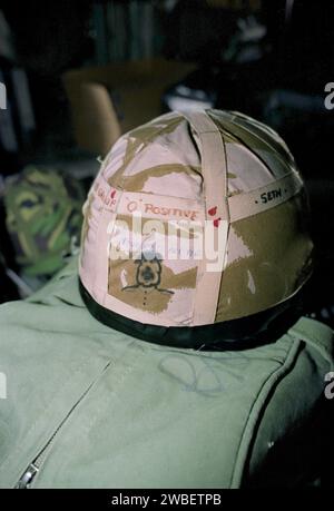 Première Guerre du Golfe : 29 janvier 1991 Un dessin animé de Saddam avec la légende "vos jours sont peu" sur le casque d'un soldat britannique à bord d'un RAF Lockheed C130 Hercules. Banque D'Images