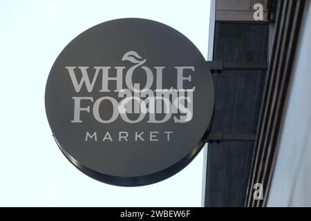 Los Angeles, Californie, États-Unis - 21 novembre 2019 : un panneau logo Whole Foods Market est affiché à l'extérieur de l'une des épiceries de Burbank. Pour edito Banque D'Images