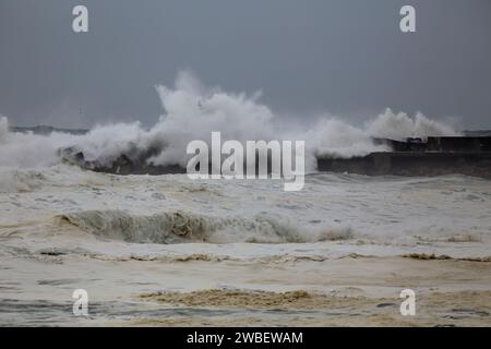 Entrée du port de Povoa de Varzim pendant une forte tempête, au nord du Portugal. Banque D'Images