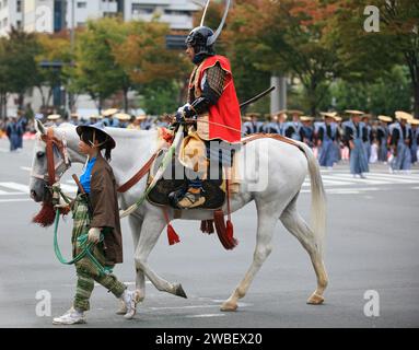 Kyoto, Japon - 22 octobre 2007 : acteur représentant Takigawa Kazumasu (Sakonshogen) un samouraï obligé d'Oda Nobunaga portant un kabuto à double cornes (a Banque D'Images