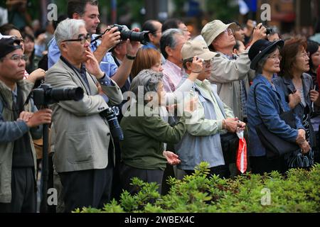 Kyoto, Japon - 22 octobre 2007 : les spectateurs du festival Jidai regardent le spectacle et prennent des photos de la procession Kyoto. Japon Banque D'Images