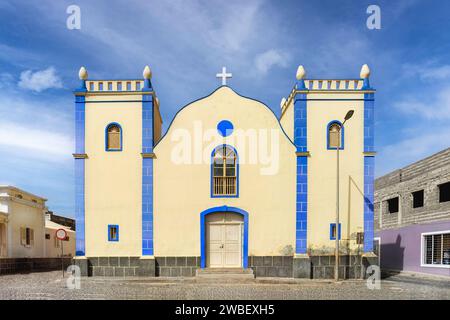 SAL Rei, Cap-Vert - 22 mars 2018 : vibrante Église Santa Isabel : Beauté extérieure à Boa Vista Église Isabel à Boa Vista. Photo de haute qualité Banque D'Images