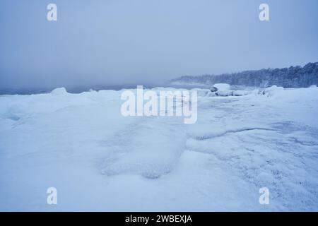 Une tempête hivernale pittoresque dans l'archipel finlandais en janvier Banque D'Images