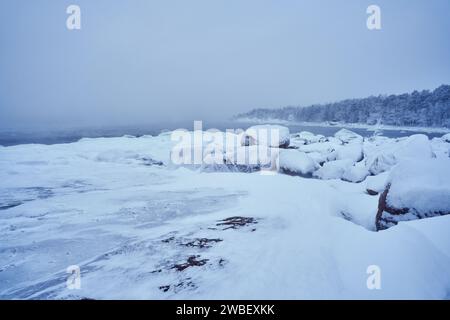 Une tempête hivernale pittoresque dans l'archipel finlandais en janvier Banque D'Images
