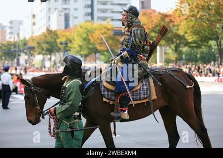 Kyoto, Japon - 22 octobre 2007 : le seigneur de guerre entièrement armé de Sakanoue Tamuramoro armée en uniformes traditionnels de l'époque de Heian avec des armes sur un cheval Banque D'Images