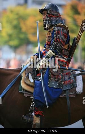 Kyoto, Japon - 22 octobre 2007 : le seigneur de guerre entièrement armé de Sakanoue Tamuramoro armée en uniformes traditionnels de l'époque de Heian avec des armes sur un cheval Banque D'Images