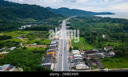 Vue aérienne de la ville touristique de Bang Niang dans la région de Khao Lak à l'ouest de la Thaïlande Banque D'Images