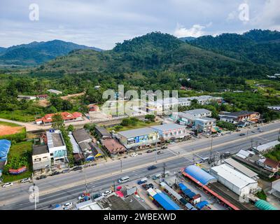 Vue aérienne de la ville touristique de Bang Niang dans la région de Khao Lak à l'ouest de la Thaïlande Banque D'Images