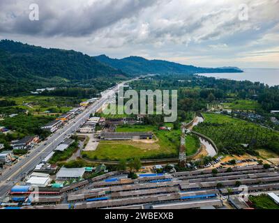 Vue aérienne de la ville touristique de Bang Niang et Nangthong dans la région de Khao Lak à l'ouest de la Thaïlande Banque D'Images