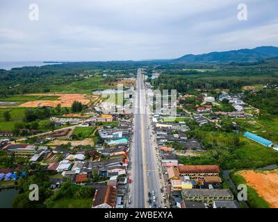 Vue aérienne de la ville touristique de Bang Niang et Nangthong dans la région de Khao Lak à l'ouest de la Thaïlande Banque D'Images