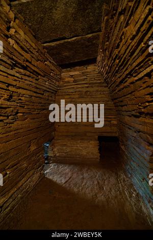Dans la chambre funéraire de Cuween Hill, Orkney Isles Banque D'Images