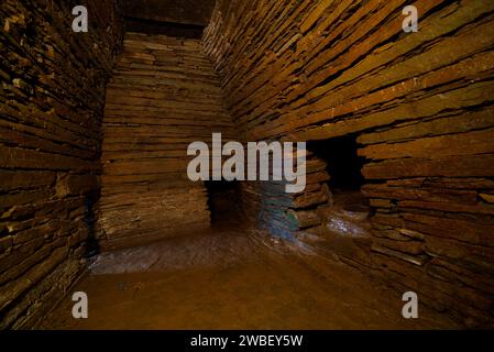 Dans la chambre funéraire de Cuween Hill, Orkney Isles Banque D'Images