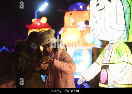 Shenyang, Chine. 10 janvier 2024. Les habitants regardent des lanternes au parc Bitang à Shenyang, en Chine, le 10 janvier 2024. (Photo Costfoto/NurPhoto) crédit : NurPhoto SRL/Alamy Live News Banque D'Images