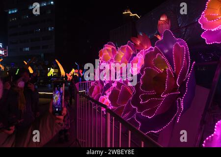 Shenyang, Chine. 10 janvier 2024. Les habitants regardent des lanternes au parc Bitang à Shenyang, en Chine, le 10 janvier 2024. (Photo Costfoto/NurPhoto) crédit : NurPhoto SRL/Alamy Live News Banque D'Images