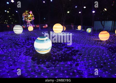 Shenyang, Chine. 10 janvier 2024. Les habitants regardent des lanternes au parc Bitang à Shenyang, en Chine, le 10 janvier 2024. (Photo Costfoto/NurPhoto) crédit : NurPhoto SRL/Alamy Live News Banque D'Images