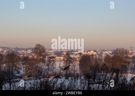 Cracovie, Pologne, 10 janvier 2024. La brume de pollution de l'air est observée au-dessus de Cracovie et de ses banlieues septentrionales alors que les températures ont chuté bien en dessous de 0 degrés Celsius. La pollution atmosphérique a été déclarée très malsaine et la concentration de PM2,5 était 30 fois plus élevée que les lignes directrices annuelles DE L'OMS sur la qualité de l'air. La pollution est une combinaison de manque de vent et de basses températures qui ont forcé la ville et ses habitants à chauffer leurs maisons. Crédit : Dominika Zarzycka/Alamy Live News. Banque D'Images