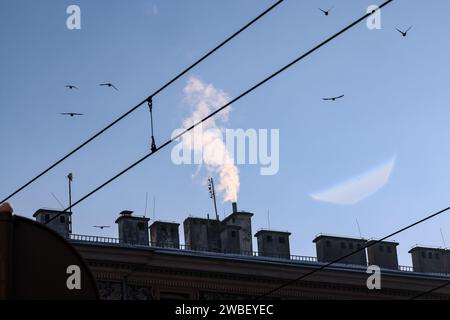 Cracovie, Pologne, 10 janvier 2024. Une cheminée exhalant de la fumée est vue dans le centre de Cracovie. La pollution atmosphérique a été déclarée très malsaine aujourd'hui et la concentration de PM2,5 était 30 fois plus élevée que les lignes directrices annuelles DE L'OMS sur la qualité de l'air. La pollution est une combinaison de manque de vent et de basses températures qui ont forcé la ville et ses habitants à chauffer leurs maisons. Crédit : Dominika Zarzycka/Alamy Live News. Banque D'Images